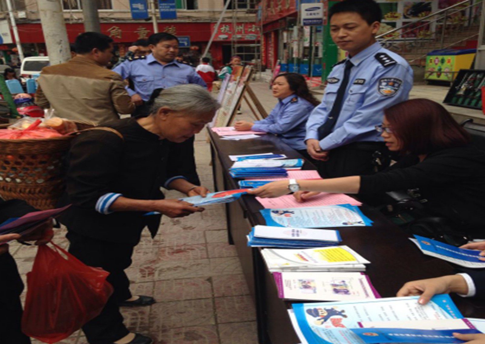 2014年5月15日贵州泽富律师事务所积极参加开展“5.15”打击预防经济犯罪宣传日活动2