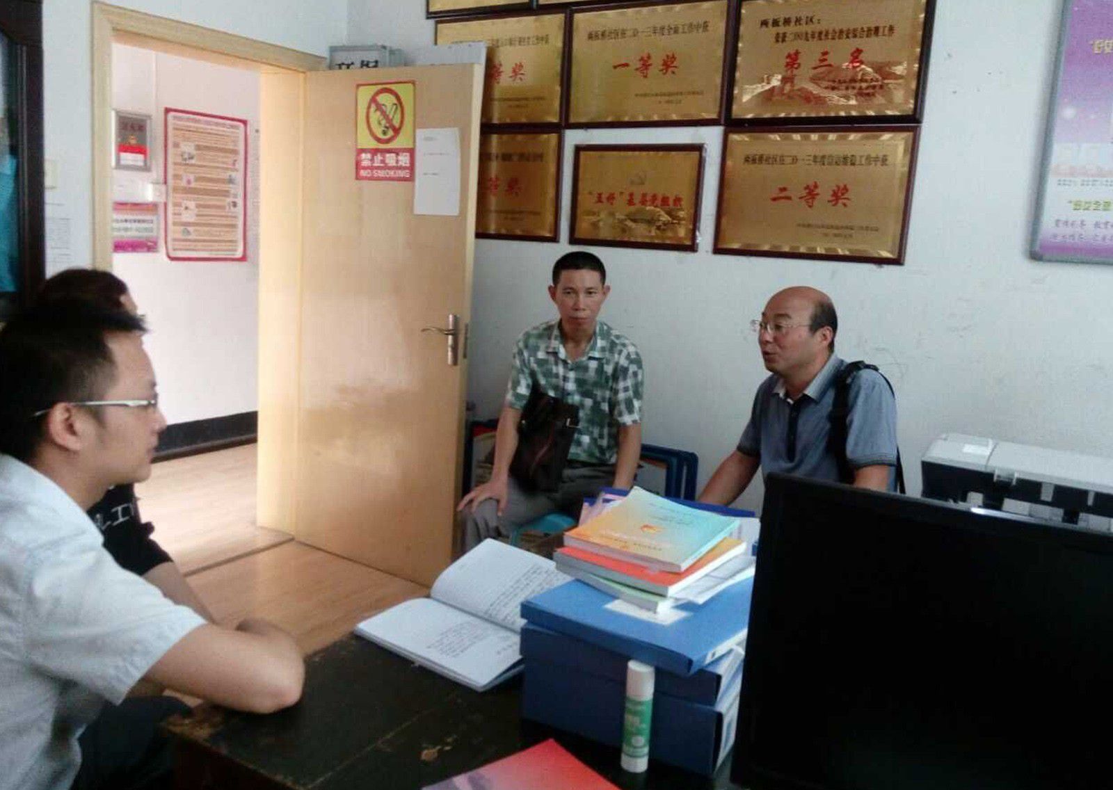 2015年7月20日律师进社区法律服务活动，王明律师在两板桥社区签订协议并挂牌。 