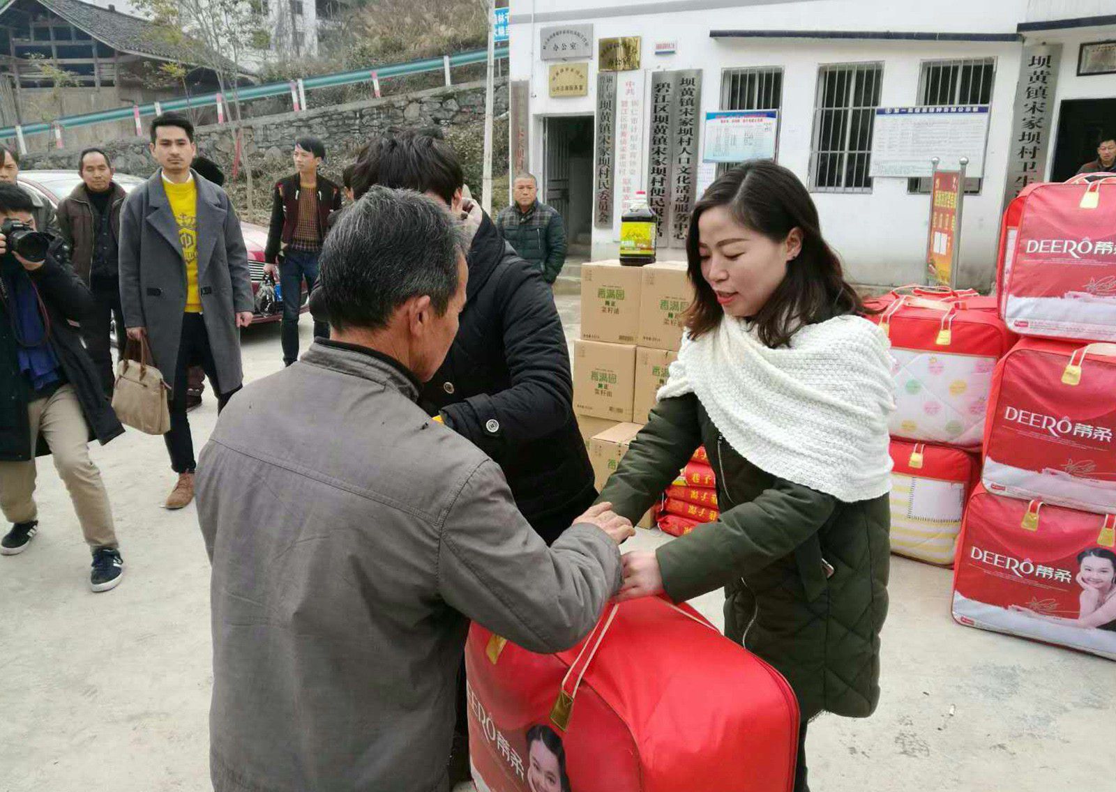 参与脱贫攻坚，2018年2月3日慰问坝黄镇宋家坝村贫困户