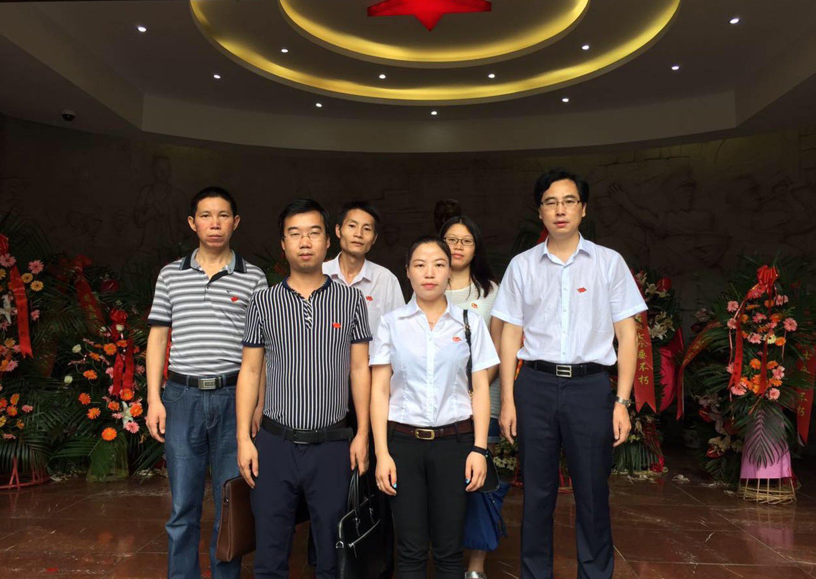 周逸群故居党员合影